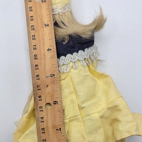 2 Old Vintage Ethnic Styled Lady   Porcelain Dolls in International Costume - Picture 14 of 14